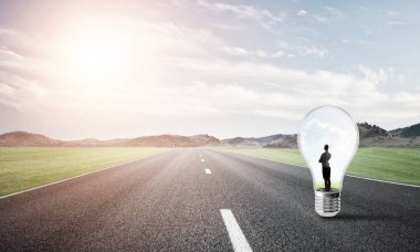 Ampul asfalt yolda içinde hapsolmuş genç iş kadını