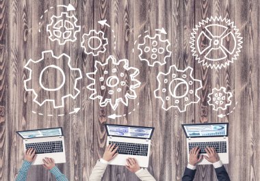 Ellerinde cihazlar bulunan üç kişilik bir grup iletişim ve ağ oluşturma sembolü olarak birlikte çalışıyor.