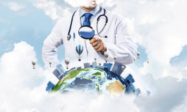 Kavramsal görüntü emin sanayi çalışanın Büyüteç aracılığıyla dünya dünya üzerinde seyir ile bulutlu gökyüzü arka plan üzerinde beyaz elbiseli. Tıp sektöründe kavramı. Nasa tarafından döşenmiş bu görüntü unsurları