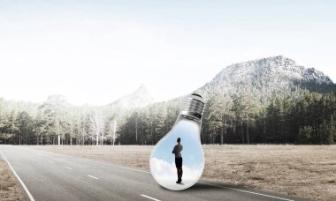 Ampul asfalt yolda içinde hapsolmuş genç iş kadını