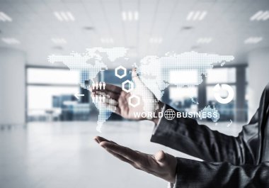 İş kadını takım medya arabirimi ve etkileşimli Dünya Haritası onun elinde. Arka plan üzerinde Office profili. Karışık teknik.