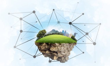 Gökyüzünde yükselen çimen ve şehir manzaralı güzel küçük bir ada.