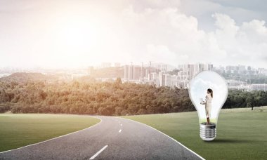 Ampul asfalt yolda içinde hapsolmuş genç iş kadını