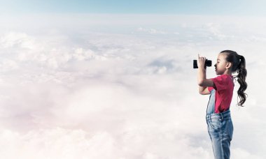 Gökyüzü arka plan hakkında geleceği görmenin karşı tulum, küçük şirin kız