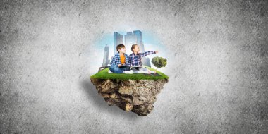 ECO konsepti yüzen ada ve üzerinde kitap oturan çocuklar.