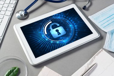 Doktorların çalıştığı yer beyaz tablet steteskop ve maskeyle