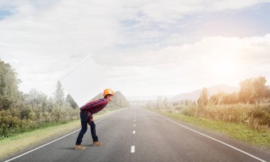 Adam büyük kutusunu sırtında taşıyor.