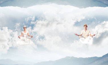 Genç çift gözleri koruma kapalı ve seyir üzerinde bulutlar doğa dünyalar arasında havada meditasyon sırasında konsantre.