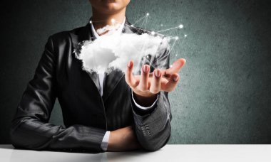 İşadamı bulut ile ağ bağlantıları el ile arka planda gri duvar tutmak takım elbiseli. 3D render.