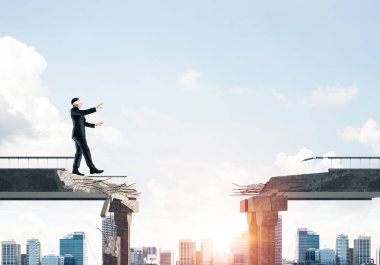 Gizli tehditlerin ve risklerin sembolü olarak beton köprüde gözü kapalı yürüyen bir iş adamı. Arka planda güneş ışığı olan şehir manzarası. 3B görüntüleme.