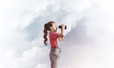 Gökyüzü arka plan hakkında geleceği görmenin karşı tulum, küçük şirin kız