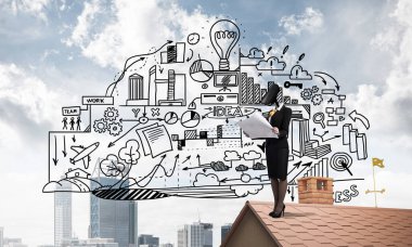 Evin çatısında baş durmak yerine kamerayla zum yapan yüzsüz iş kadını.