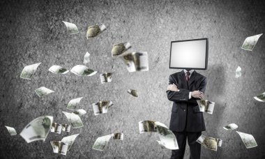Arka plan üzerinde duran Euro uçan arasında ve gri karanlık Duvar ile işadamı Tv ile takım baş silah tutmak yerine geçti.