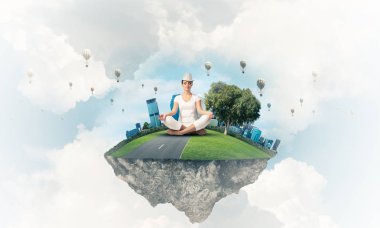Adada bulutlu gökyüzü ve arka plan üzerinde uçan aerostats ile hava içinde meditasyon sırasında beyaz giyim gözleri kapalı ve seyir tutmak kadında yoğunlaştı. 3D render.