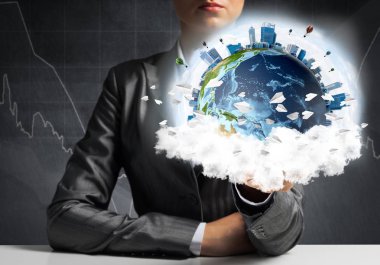 İş binaları ile dünya küre elinde tutmak ve kağıt uçak uçan takım elbiseli adamı closeup. Bu görüntü unsurları Nasa tarafından döşenmiştir.