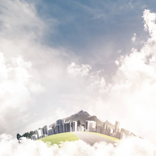 ビルや高層ビルが雲の上に浮かぶ近代的な街並み — ストック写真