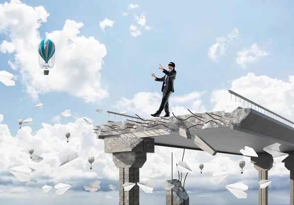 Empresario Caminando Con Los Ojos Vendados Entre Aviones Papel Voladores — Foto de Stock