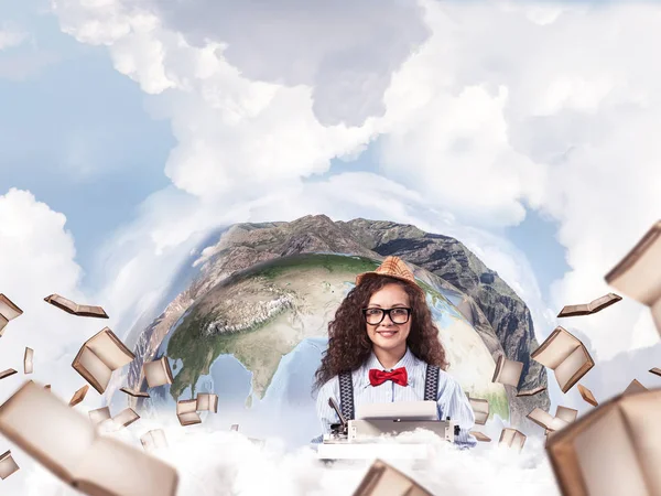 Портрет Трудолюбивой Писательницы Сидящей Столом Летающими Бумагами Земным Глобусом Среди — стоковое фото