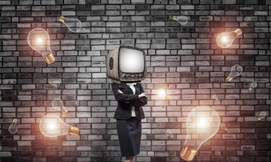 Arka plan üzerinde duran kesimine uçan arasında ve gri karanlık Duvar ile iş kadını kıyafetli kafa silah tutmak yerine eski Tv ile geçti.