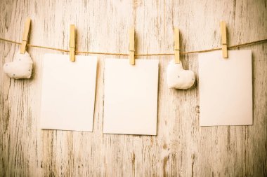 Boş resim kağıdım ip ahşap zemin üzerine sabitlenmiş