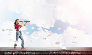 Evin çatısında dikilip dürbüne bakan tatlı kız.