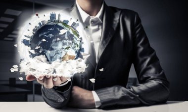 İş binaları ile dünya küre elinde tutmak ve kağıt uçak uçan takım elbiseli adamı closeup. Bu görüntü unsurları Nasa tarafından döşenmiştir.