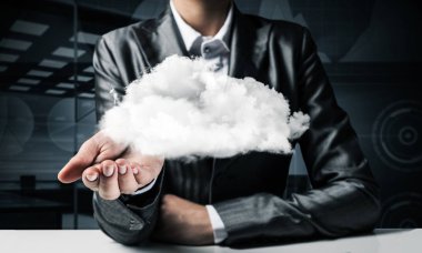 İş kadını closeup uygun sunan beyaz bulut arka plan üzerinde office manzaralı avucunun içinde.