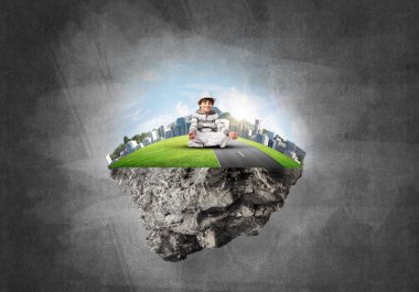 Genç küçük çocuk gözleri koruma kapalı ve seyir arka plan üzerinde Adası gri karanlık Duvar ile havadaki uçan üzerinde meditasyon sırasında konsantre. 3D render.