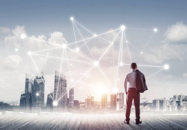 İşadamı arkasını kolluyor ve ağ çizimi kavramına bakıyor