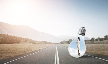 Ampul asfalt yolda içinde hapsolmuş genç iş kadını