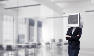 İş kadını kıyafetli kafa duran içinde ofis binası geçti silah tutmak yerine monitörle görüntü kırpılmış.