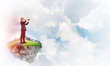 Mühendis adam mavi gök yeşil yüzen ada üzerinde ayakta