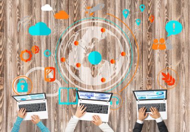 Ellerinde cihazlar bulunan üç kişilik bir grup iletişim ve ağ oluşturma sembolü olarak birlikte çalışıyor.