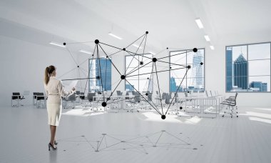 Modern ofis içi ve sosyal bağlantı kavramında zarif bir iş kadını. Karışık ortam