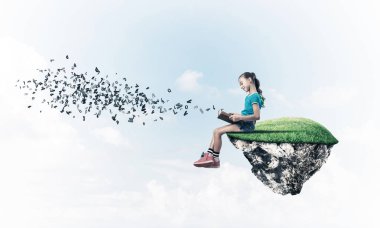 Gökyüzü adasında yüzen tatlı gülümseyen genç kız kitap okuyor.