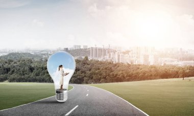 Ampul asfalt yolda içinde hapsolmuş genç iş kadını