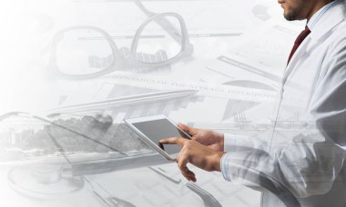 Çift pozlama bir beyaz steril önlük wirh modern cityscape görünümünde ve sağlık personeli emin doktor. Modern tıp sektöründe kavramı