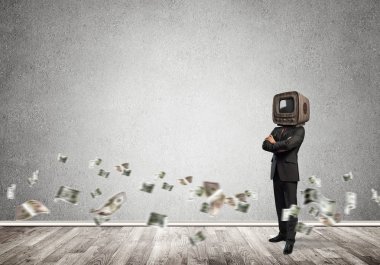 Doları banknot gri karanlık Duvar ile boş oda içinde arka planda uçan arasında dururken kafasına silah tutmak yerine eski Tv ile takım elbiseli işadamı geçti.