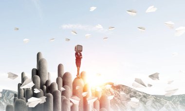 Duran üst kısmında taş sütunlar arasında kağıt uçaklar güzel manzara ile arka plan üzerinde uçan iş kadını kıyafetli kafa silah tutmak yerine eski bir Tv ile geçti. 3D render.