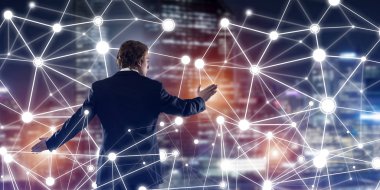 İşadamı gece cityscape sosyal bağlantı medya kavramı ile çalışma karşı arkadan görünüm