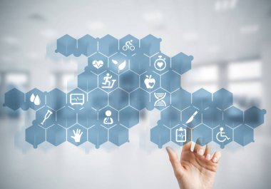 Kadın eli tıp konseptiyle medya ekranının simgesine dokunuyor