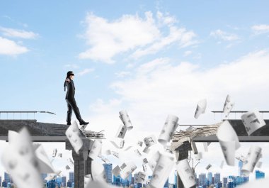 Kağıtları kocaman bir boşluk ile beton köprü üzerinde gizli tehditler ve riskler sembolü olarak uçan arasında blindfolded yürüyüş iş adamı. Cityscape görünümü arka plan üzerinde. 3D render.