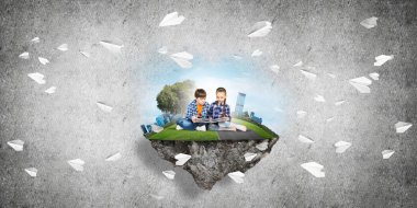 ECO konsepti yüzen ada ve üzerinde kitap oturan çocuklar.