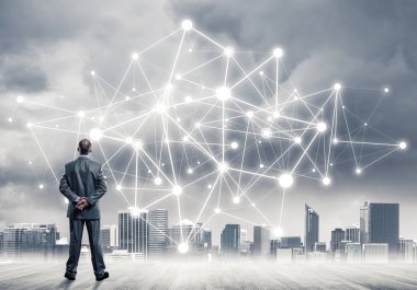 İşadamı arkasını kolluyor ve ağ çizimi kavramına bakıyor