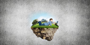 ECO konsepti yüzen ada ve mutlu çocuk.