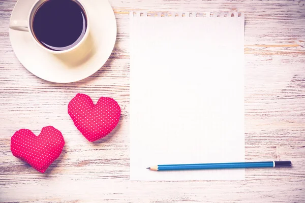 Taza Café Bloc Notas Lápiz Dos Corazones Rojos Superficie Madera — Foto de Stock