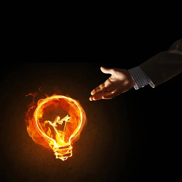 Zavřete Podnikatel Ruky Ukazující Ikonu Žárovky Zářící Oheň — Stock fotografie