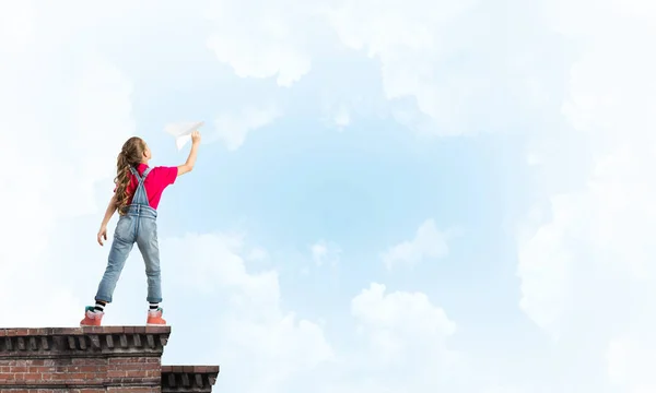 Aranyos Boldog Gyerek Lány Épület Tetején Játszik Papír Repülőgép — Stock Fotó