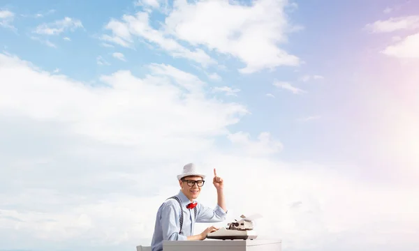 Молодой Человек Шляпе Очках Используя Машинку Печати Указывая Вверх Ногами — стоковое фото