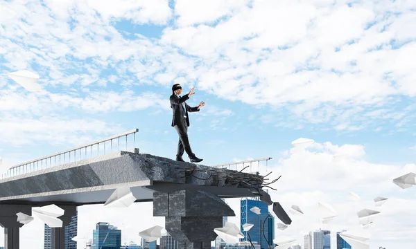 Uomo Affari Che Cammina Bendato Tra Aerei Carta Volante Ponte — Foto Stock